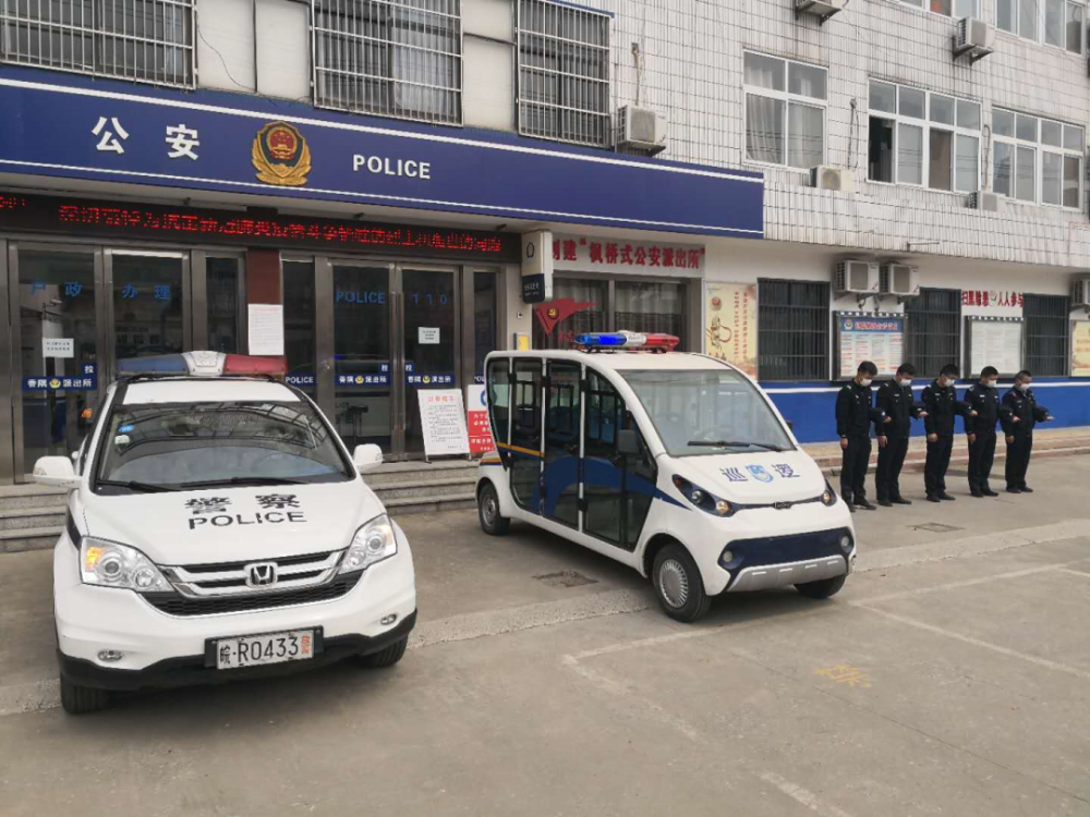 上午10时,伴随着防空警报的轰鸣,国旗降半旗,警车鸣笛,青阳县公安局