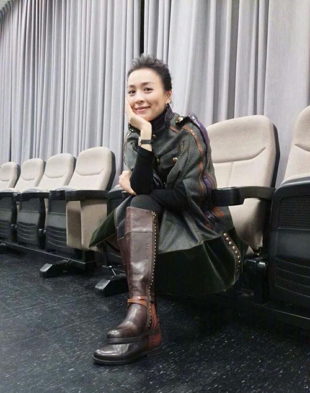 张庭真够嫩!牛仔短裙 蓬蓬裙尽显少女范,生图曝光终于信她49了