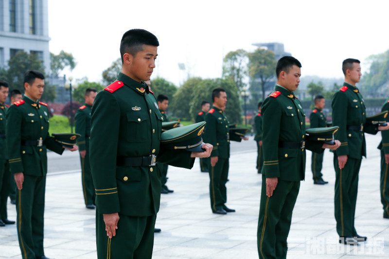 组图武警官兵庄重脱帽寄托哀思