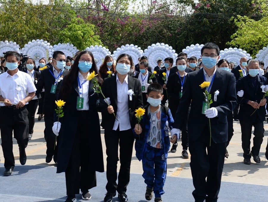 牺牲勇士家属和亲人告别.钟源 摄