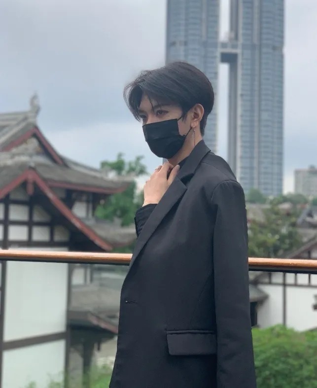 建议他使用真名,而不是七鹤大人,因为吴宇杰确实很好听,说不定用这个