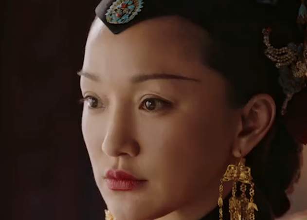 如懿传金玉妍被强行戴耳坠惢心哭了谁又注意到玫贵人的反应了