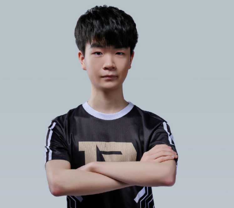 另外就是队内教练张博皓了,相信很多人都已经发现,这位教练和史森明长