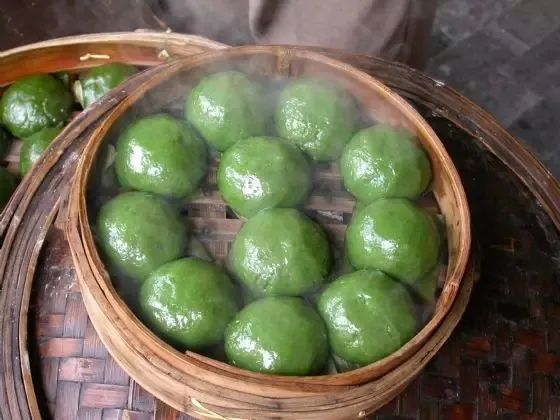 水菊子饺子粑色泽鲜艳,清香可口,拿起一个自己亲手做的水菊子饺子粑