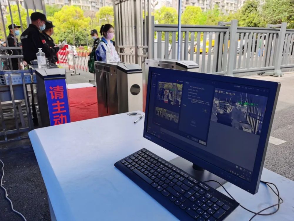 学生通过红外热成像测温仪检测进入学校