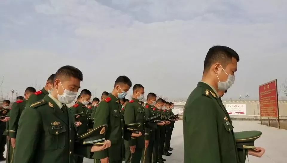 立正脱帽各部队官兵行脱帽礼致敬烈士缅怀同胞