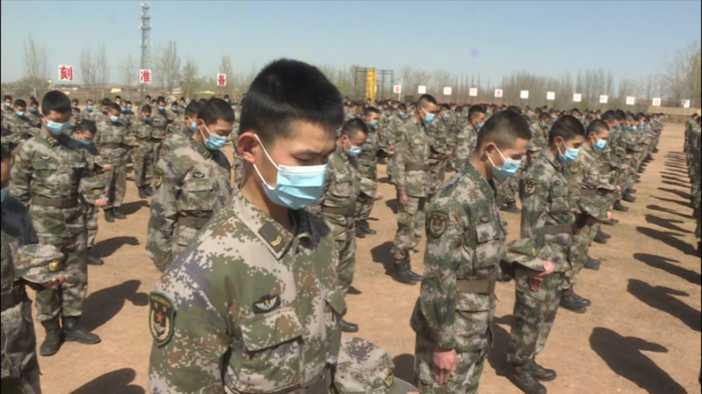 立正脱帽各部队官兵行脱帽礼致敬烈士缅怀同胞