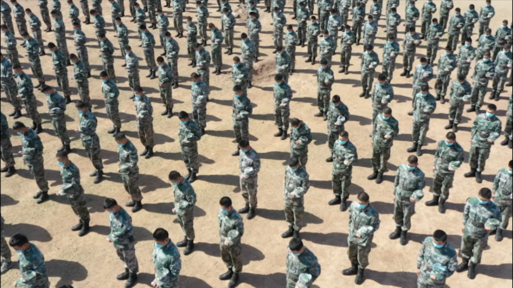 立正脱帽各部队官兵行脱帽礼致敬烈士缅怀同胞