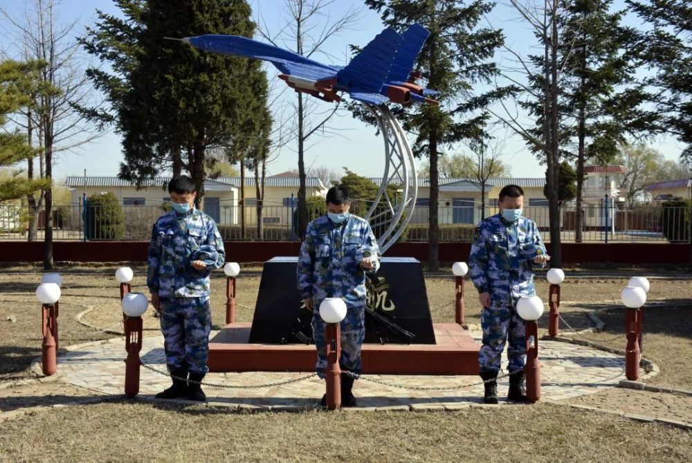 立正脱帽各部队官兵行脱帽礼致敬烈士缅怀同胞