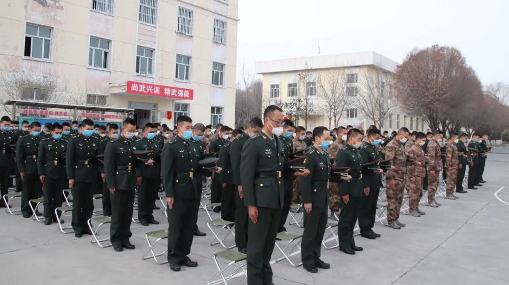 立正脱帽各部队官兵行脱帽礼致敬烈士缅怀同胞