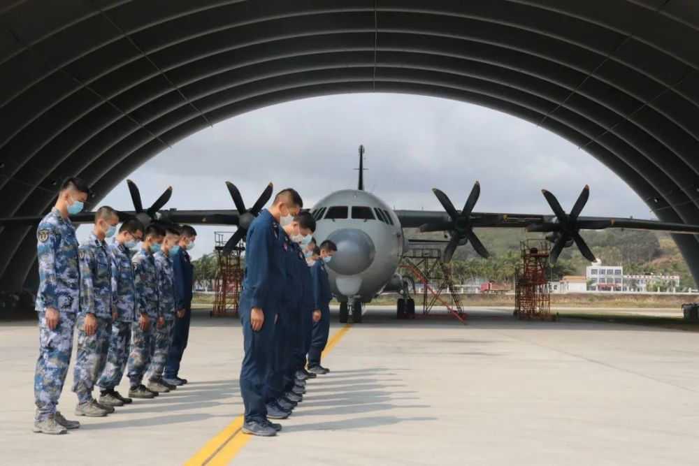 立正脱帽各部队官兵行脱帽礼致敬烈士缅怀同胞