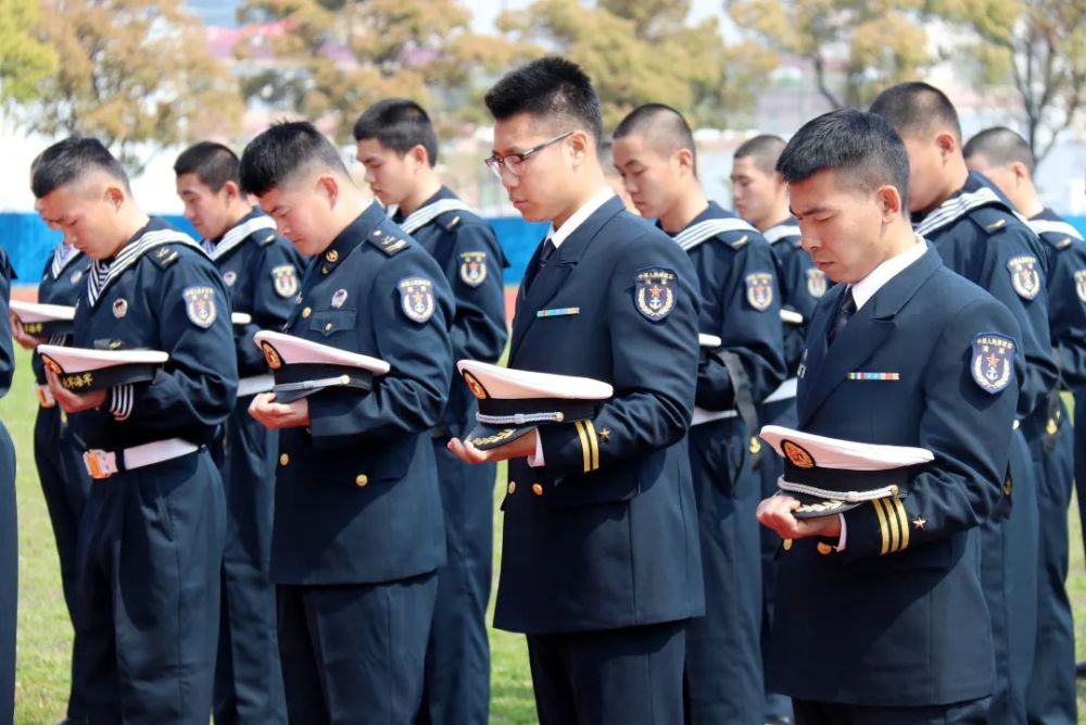 立正脱帽各部队官兵行脱帽礼致敬烈士缅怀同胞