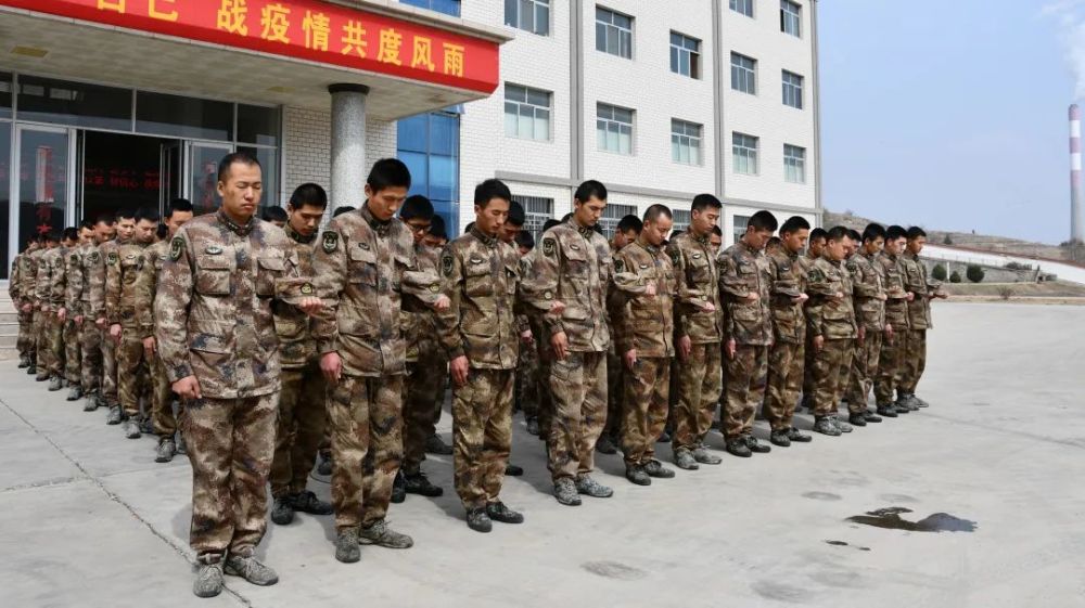 立正脱帽各部队官兵行脱帽礼致敬烈士缅怀同胞