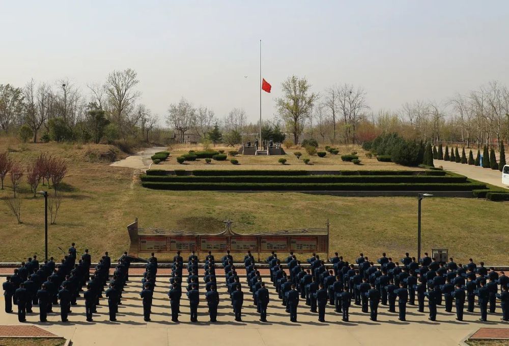 "降半旗……"4月4日上午,空军某后勤训练基地沉重哀悼抗击新冠肺炎