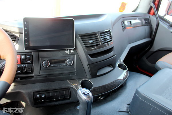 配置不输牵引车,整车全面升级,实拍解放j6p领航版2020款载货车_腾讯