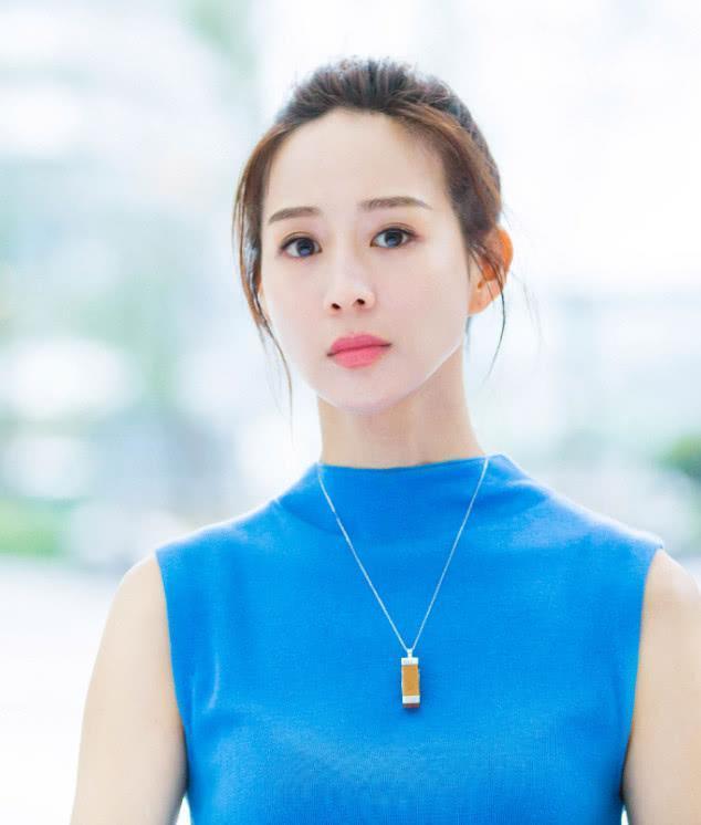 有种气质叫张钧甯,蓝色上衣配高腰裙时尚大气,不愧是彭于晏女神