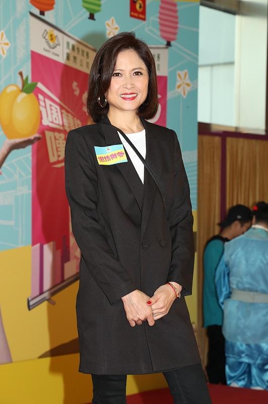 邵美琪依然洒脱,西装配小黑裤时髦个性,气质状态不减当年