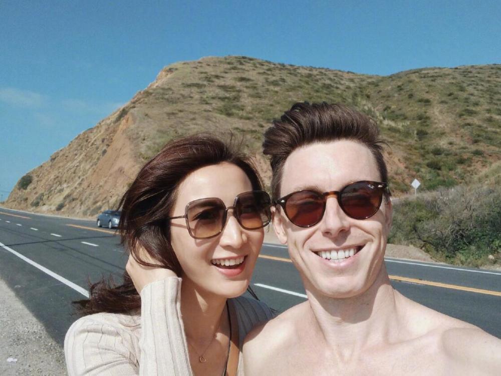 许婧和男友首次同框秀恩爱戴情侣墨镜冲镜头大笑被赞有夫妻相