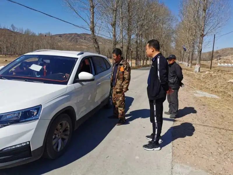 清水河县人民检察院检察长云飞龙带领干警配合村委开展森林草原防火