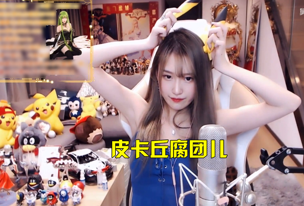 腐团儿首次旗袍装直播,战术后退让男粉截图,起身的一瞬间让女粉羡慕!