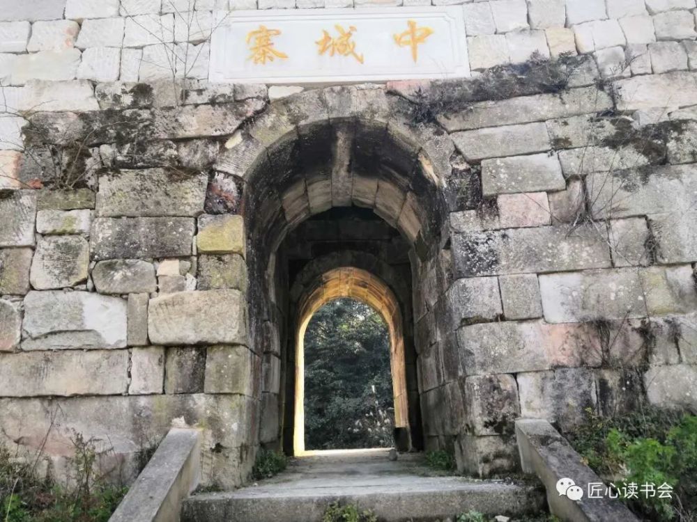 中城寨村位於廣安市鄰水縣石滓鎮,風景優美,層巒疊翠,奇峰聳峙,流水成