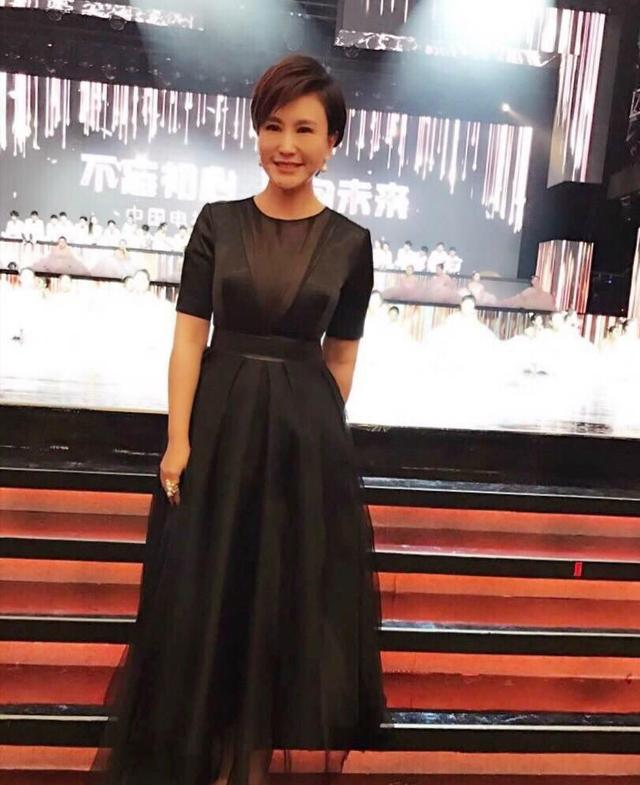 王茜身材a爆了,修身礼服纱裙难掩优美曲线,干练短发减龄又时髦