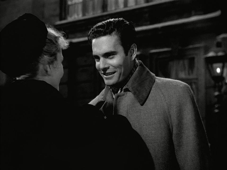 他感觉到死亡,感觉到不朽的爱情:百感千愁一时涌上他的心头,他隐约