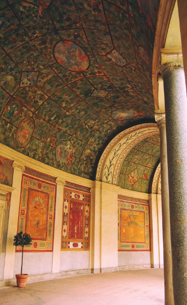 一个是收藏了拉斐尔,卡拉瓦乔等艺术大师传世经典的宫殿画廊