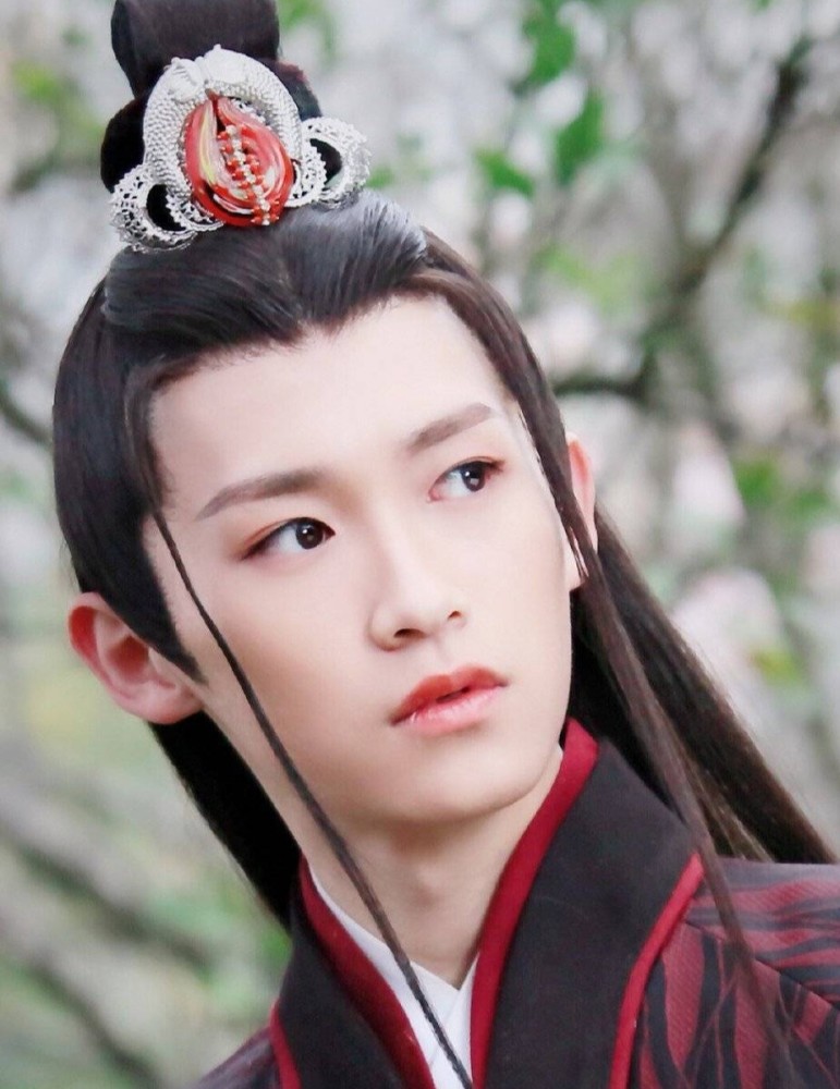 惊艳了时光的红衣男子他的扮相胜过众多一线明星