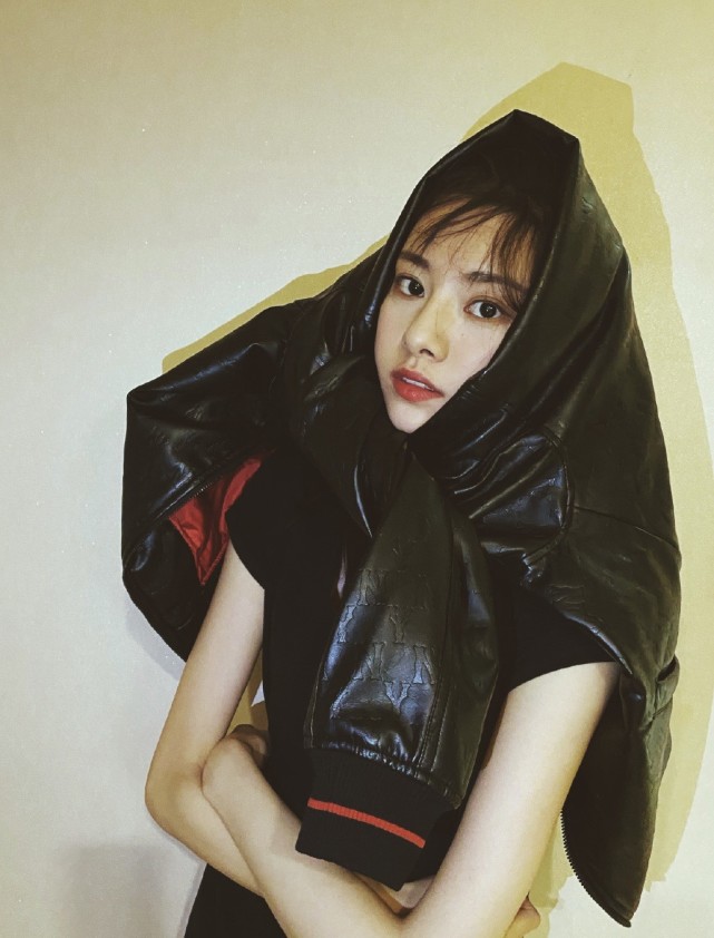 唐人街探案中她是女警萨沙今穿t恤出镜头绑皮衣俏皮个性