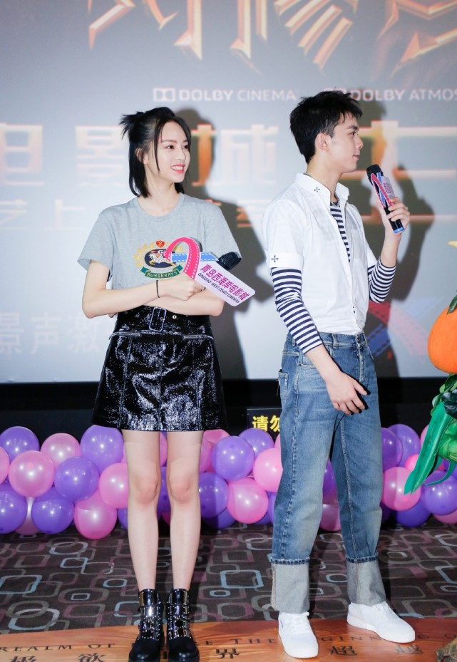 唐人街探案中她是女警萨沙今穿t恤出镜头绑皮衣俏皮个性