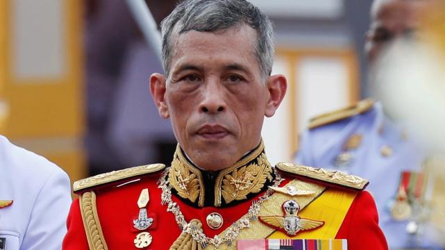 泰国王罔顾疫情携嫔妃赴德国引网民发问为何我们需要国王