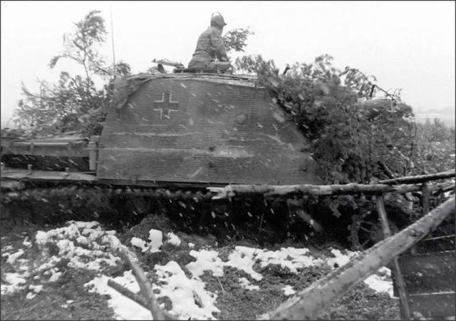 参加阿登反击战的"灰熊突击炮",由于德军已经完全丧失了制空权,灰熊