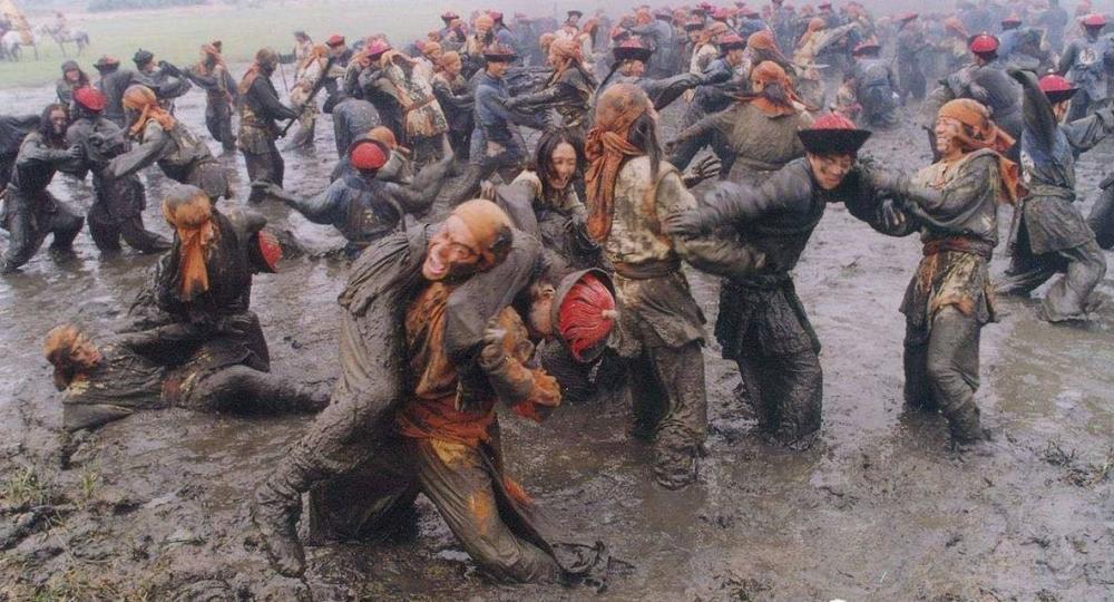 张皮绠奉命搜索残敌,经过一片麦田时候他发现一个身穿黄马褂清军,他