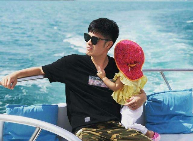 陈赫分享安安日常照,年仅4岁练习书法,全神贯注十分可爱_腾讯新闻