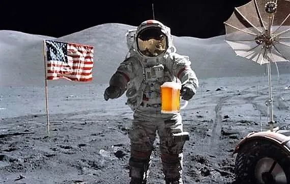 月球喝啤酒照片高清图片