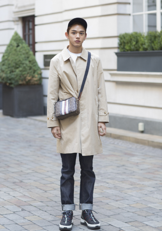 有种帅叫黄旭熙穿奶茶色长风衣气质干净少年感十足