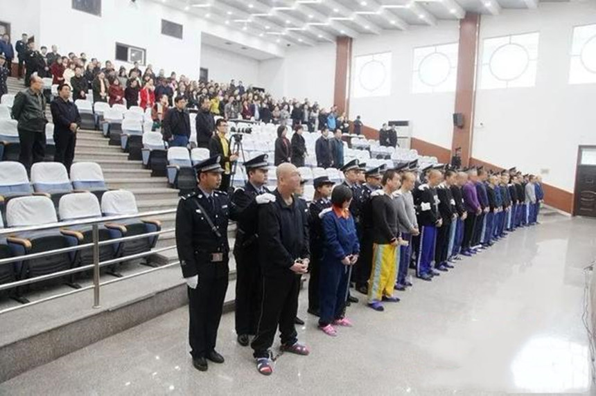 据公开资料显示,1983年10月,刚满16岁的郝万吉就进入了临猗县法院当