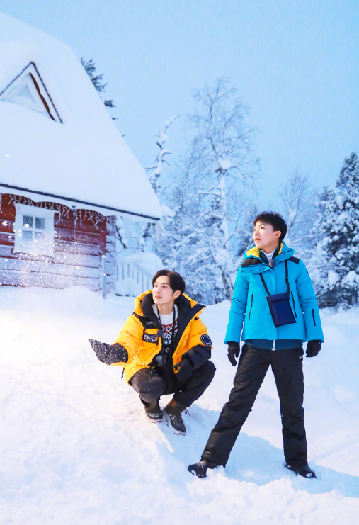 郭麒麟太可爱了!蓝色羽绒服包得超严实,憨憨傻傻好呆萌