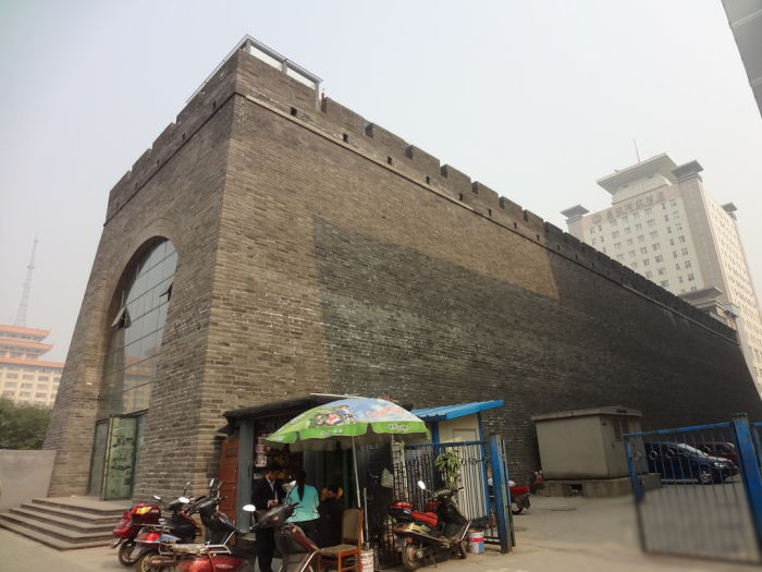 一直到西安满城建成之后,清代中后期的方志里才写作"端履门".