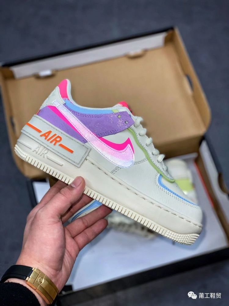 脚上的aj不香了这款才是小姐姐的最爱耐克空军一号af1彩虹鞋开箱