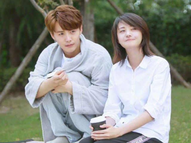 了经验丰富的重案组长周远与机灵古怪少女编剧白小鹿之间情感纠葛故事