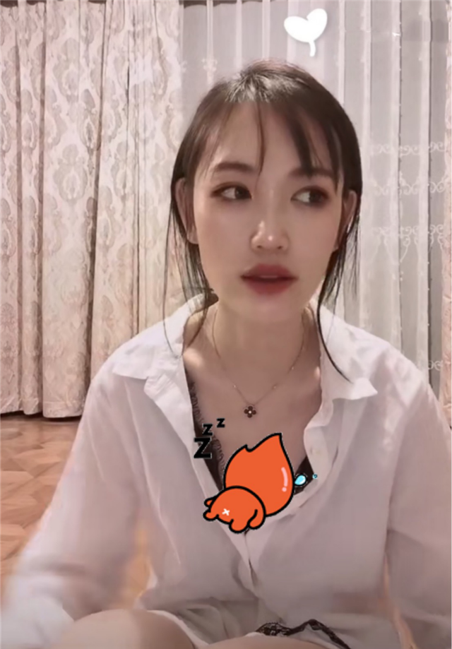 马蓉直播时露出蕾丝内搭,网友善意提醒却遭回怼:你活在古代吗?