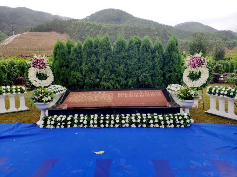 在这个特别的日子里,贵港市莲花山墓园举行代为祭扫仪式,缅怀逝者
