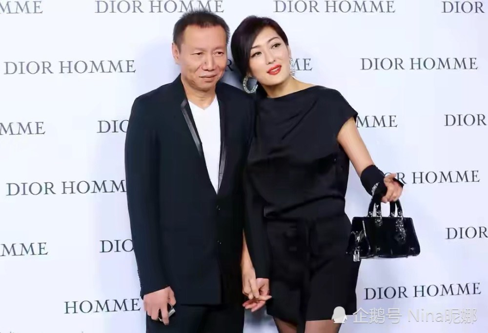 孟广美带大7岁老公现身,短裙丝袜太惊艳,大叔老公一脸岁月痕迹