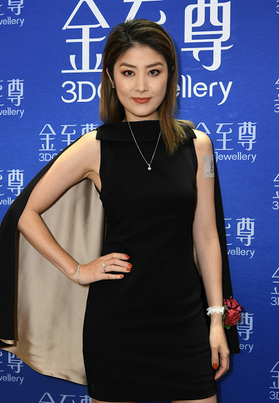 陈慧琳173身材太惊艳,黑色披风连衣裙配渔网长靴,暴露真实腿型