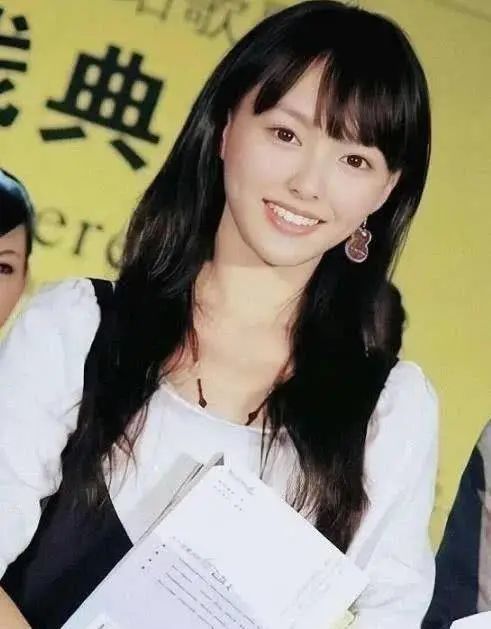唐嫣18岁选秀旧照穿性感泳装大长腿吸睛牙齿参差不齐差别大