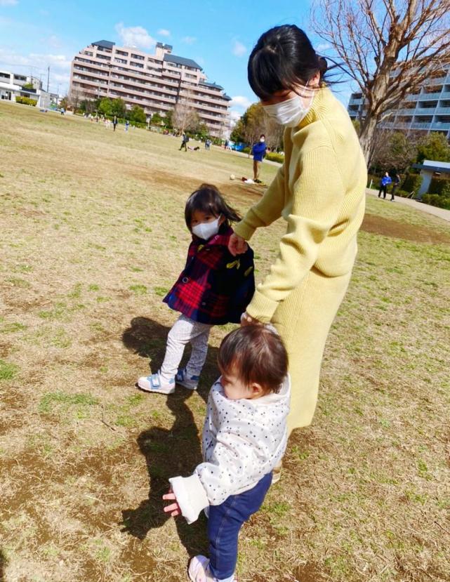 32岁福原爱瘦出小鸟腿为1岁儿子庆生女儿无辜大眼睛抢镜