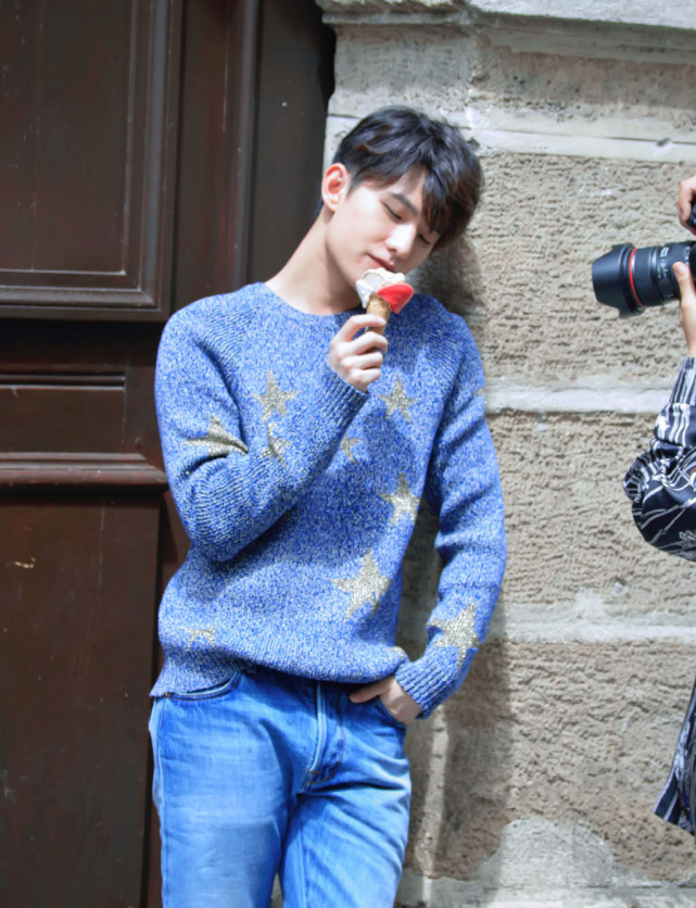 奶油小生向硬汉转型杨洋白高领牛仔裤加格纹西装英气十足