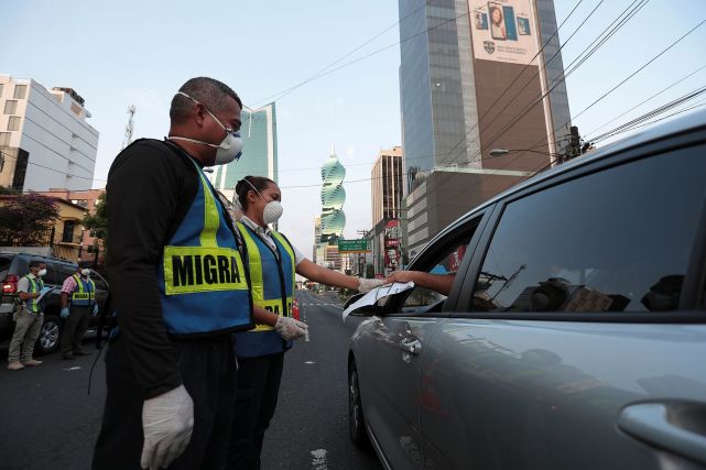 "性别隔离"将持续两周,在巴拿马首都巴拿马城,警察的巡逻和管制都有所